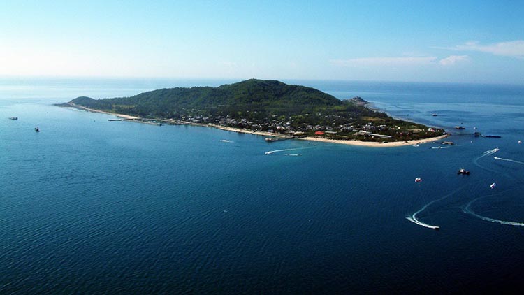 海湾以中心有野猪岛为中心,南有东洲岛,西洲岛,西面有东排,西排,可