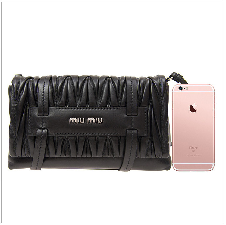 miumiu缪缪18新品女士软羊皮革logo装饰时尚单肩斜挎包黑