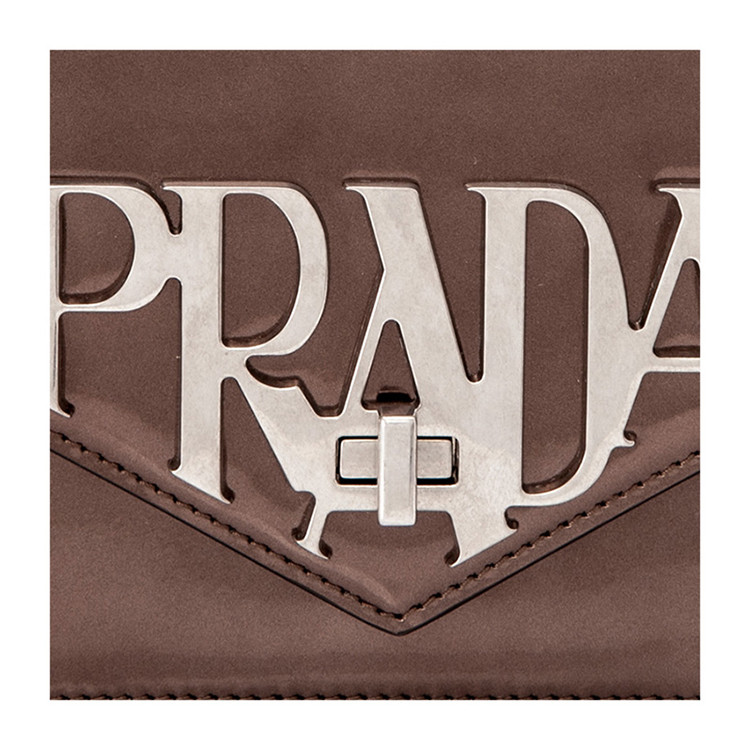 prada/普拉达 spazzolato女士小牛皮金属logo链带拼接斜挎包 1bd101