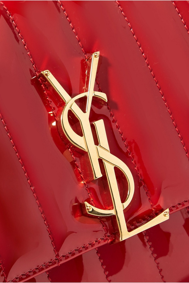 它采用闪亮的漆皮于意大利制成,金色的 "ysl"