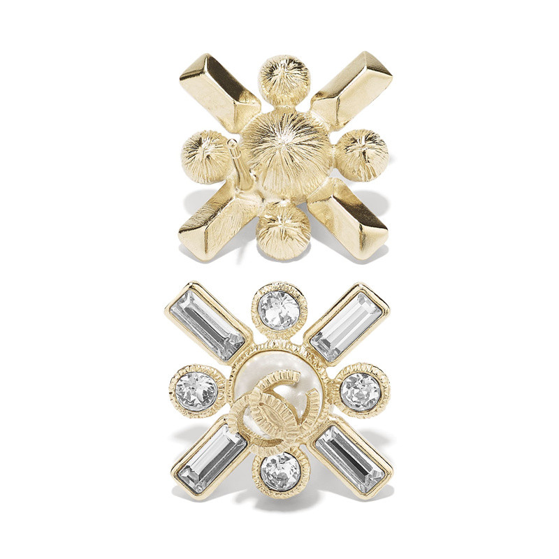 伟德bv1946官网-诗妮娜贵妃成王位争夺战黑马赢家胸戴黑珍珠配饰表明已初步掌权