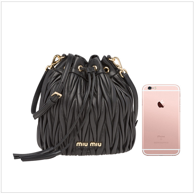 miumiu/缪缪 matelass系列 女士软羊革金属刻字logo单肩斜挎水桶包