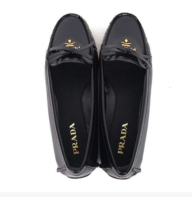 prada/普拉达 女士黑色漆皮logo蝴蝶结饰平底休闲鞋女鞋皮鞋 1dd051