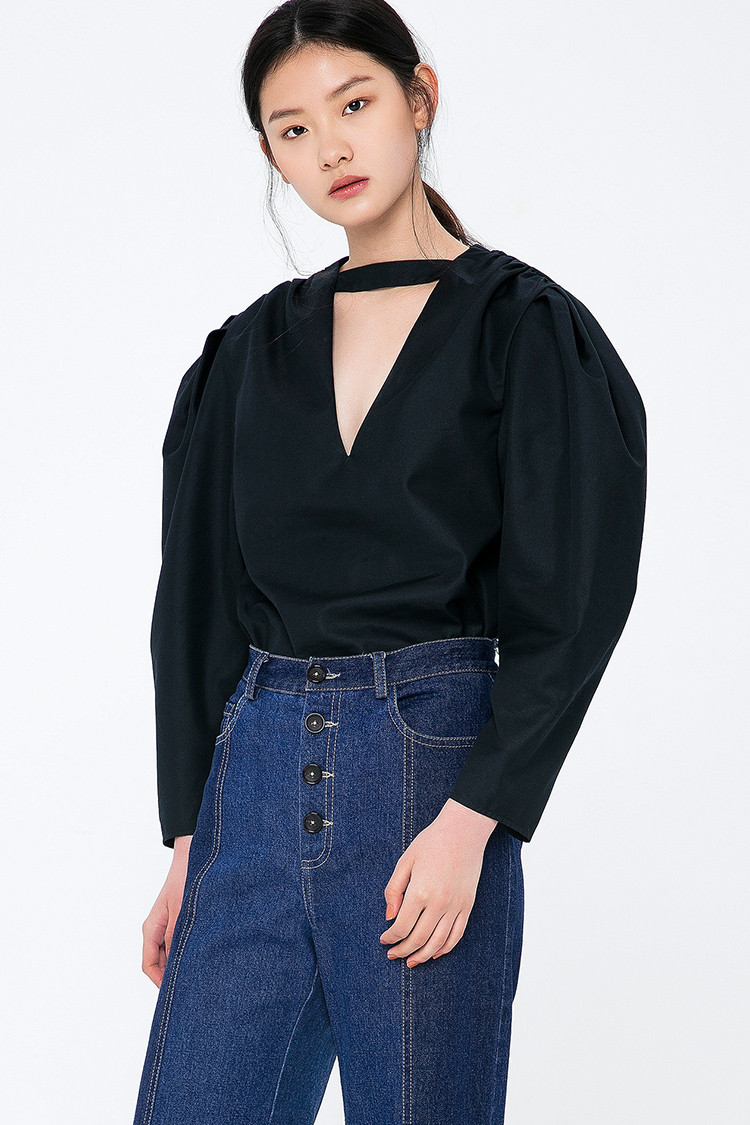vacae/vacae2018年秋冬新款圆肩澎袖倒三角v字领口上衣女士长袖衬衫