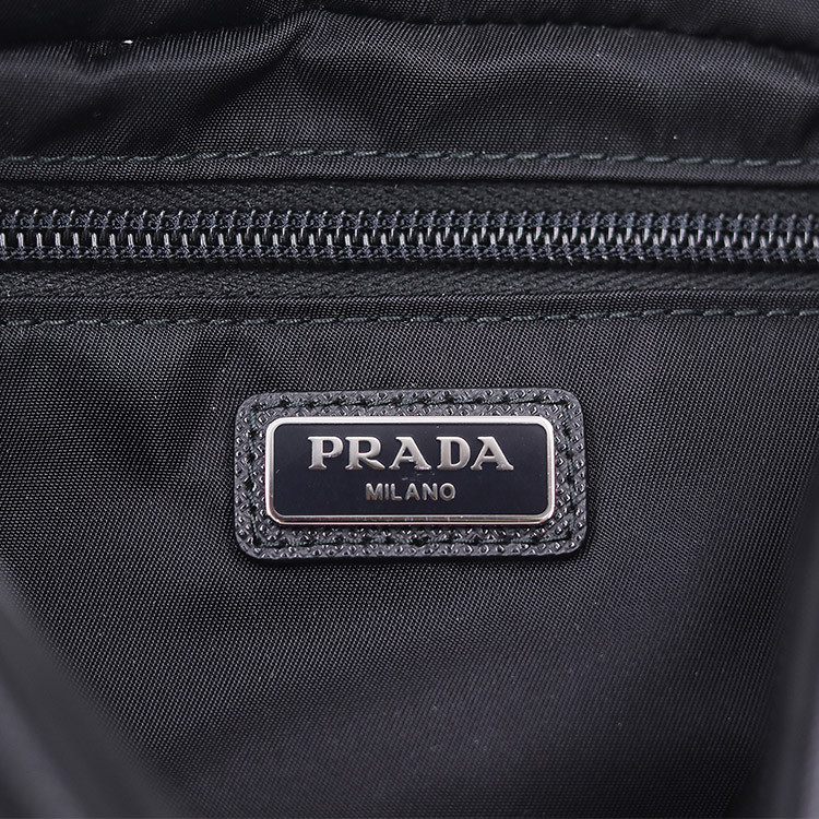 prada/普拉达黑角标经典款拉链开合黑色尼龙配皮多功能中性款式手拿包