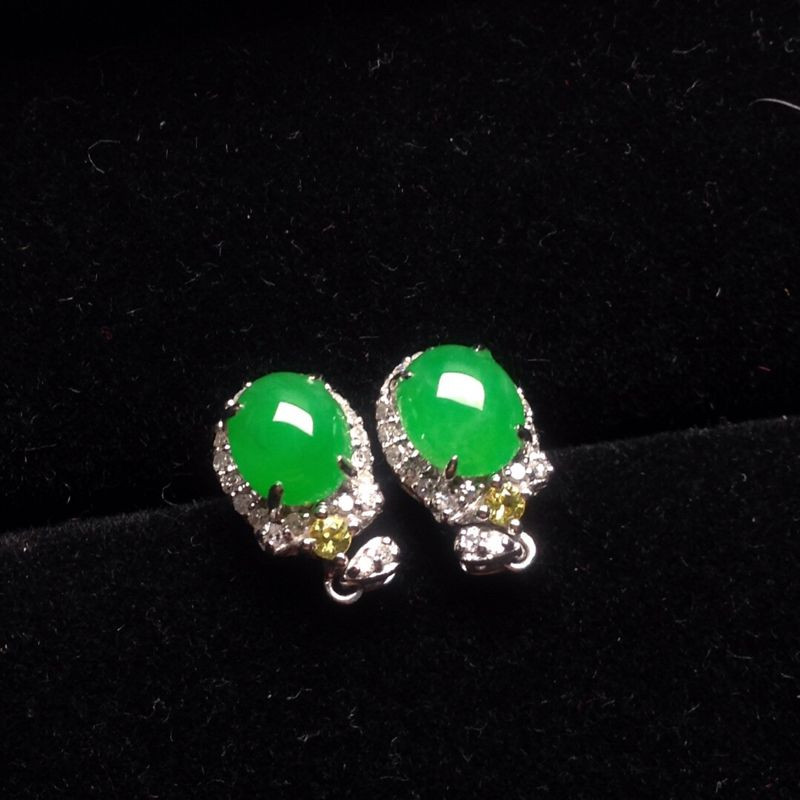 伟德国际翡翠无事牌耳钉镶嵌图片精美绝伦的翡翠无事牌耳钉镶嵌工艺美轮美奂！