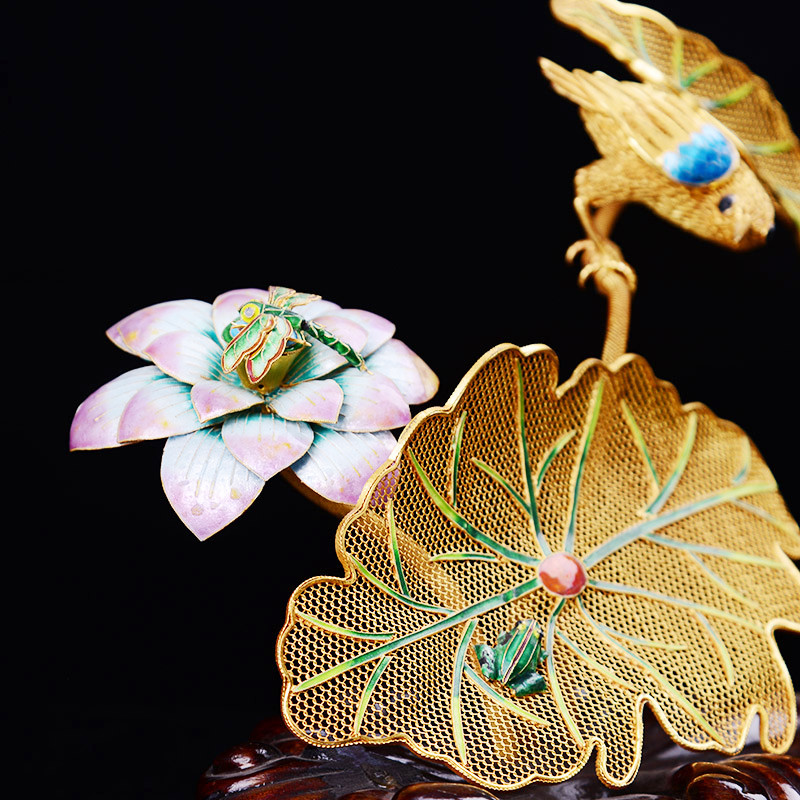 花丝镶嵌细至毫厘之间,鸟儿羽毛细腻,分毫毕现 银烧蓝色泽明快釉料