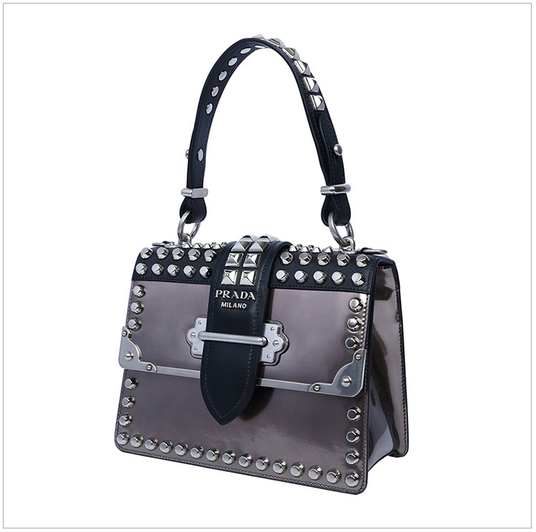 prada/普拉达 cahier系列 女士时尚金属色牛皮铆钉装饰经典手提包单肩
