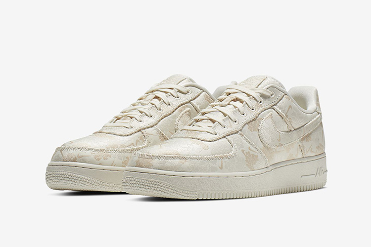 nike/耐克19秋冬男款低帮空军一号白丝绸花卉 nike af1 premium 板鞋