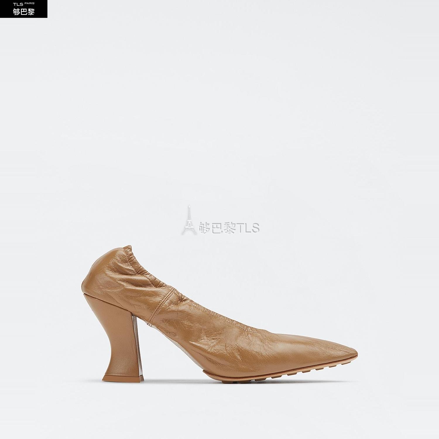 escarpins a bout en amande en cuir nappa crush  bout carre
