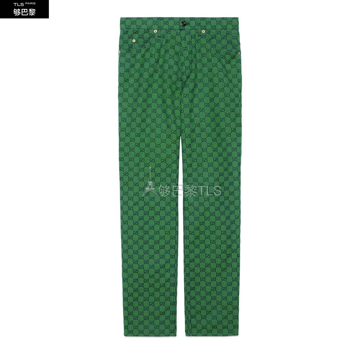 这款直筒长裤延续贯穿品牌设计美学之中的混搭理念,采用绿色和蓝色gg