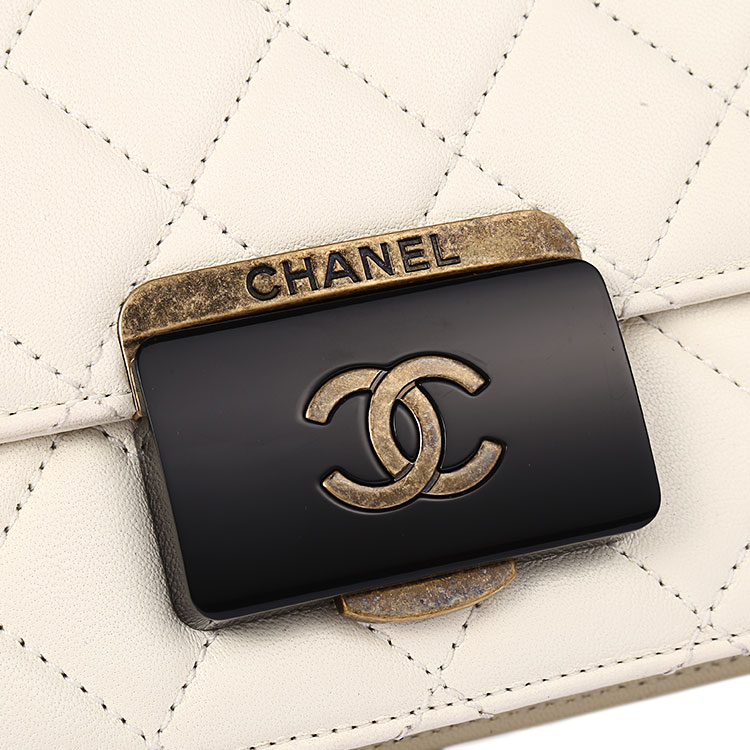 chanel(香奈儿) 白色皮质链条斜挎包