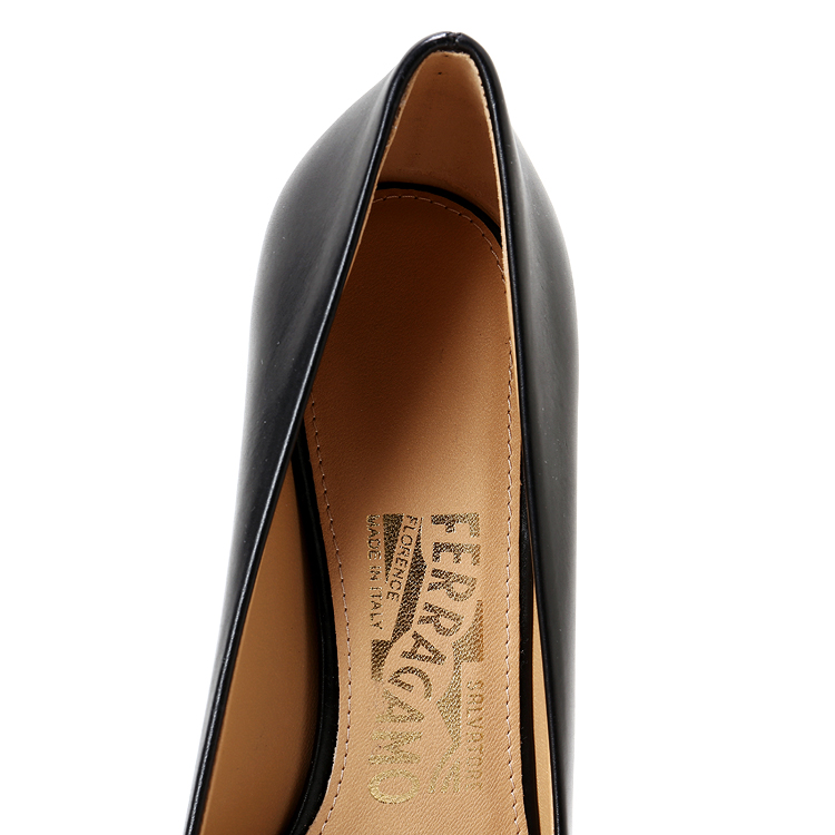 salvatoreferragamo/菲拉格慕 尖头黑色女士低跟鞋中跟鞋 0643462