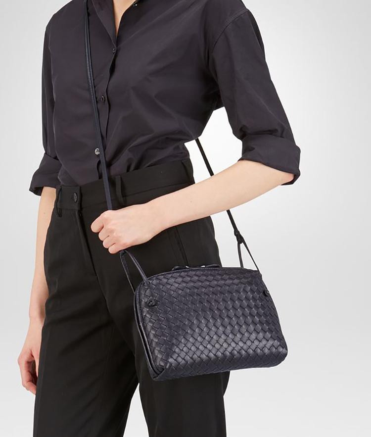 bottegaveneta/葆蝶家女士深蓝色nodini羊皮intreciatto编织斜挎包