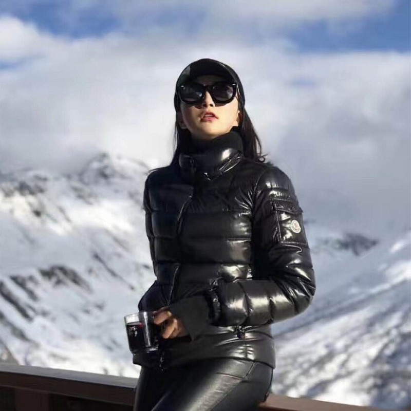 王菲同款 moncler/蒙克莱 经典款bady 女士连帽短款羽绒服(5色可选)