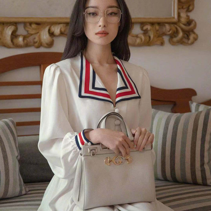白色倪妮同款 gucci/古驰 19春夏秀款zumi 女士小号粒面皮革互扣式g