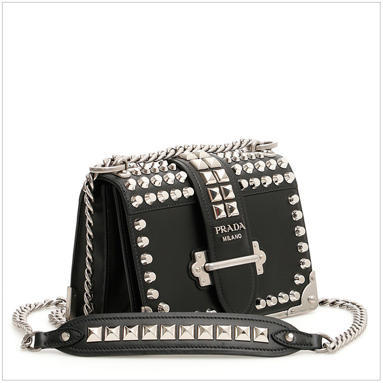 prada/普拉达 cahier系列 女士黑色牛皮翻盖铆钉单肩包斜挎包女包