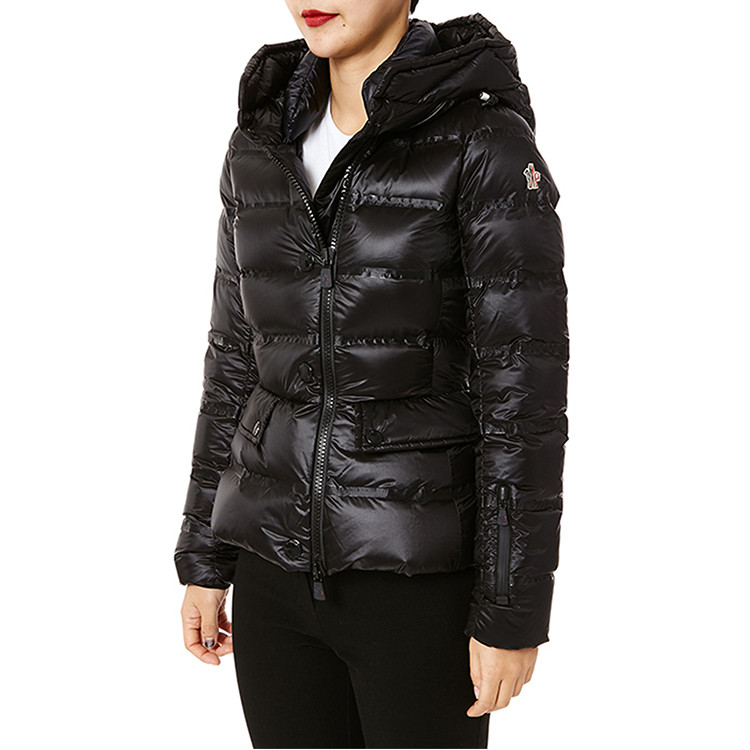 moncler/蒙克莱 经典款式豆豆扣收腰款女士羽绒服 4534135 53071 999