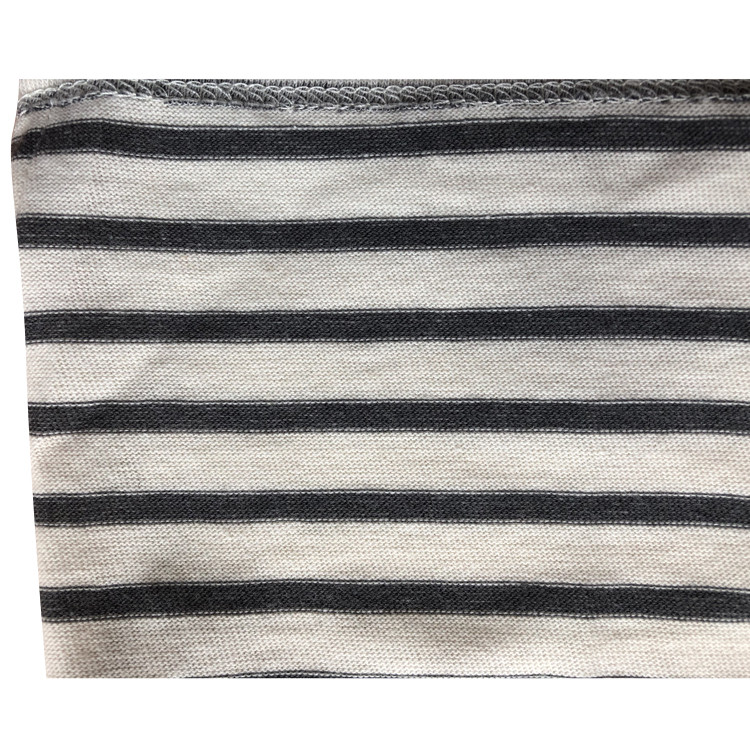 布面有污渍, 有轻微色差,原厂吊牌丢失