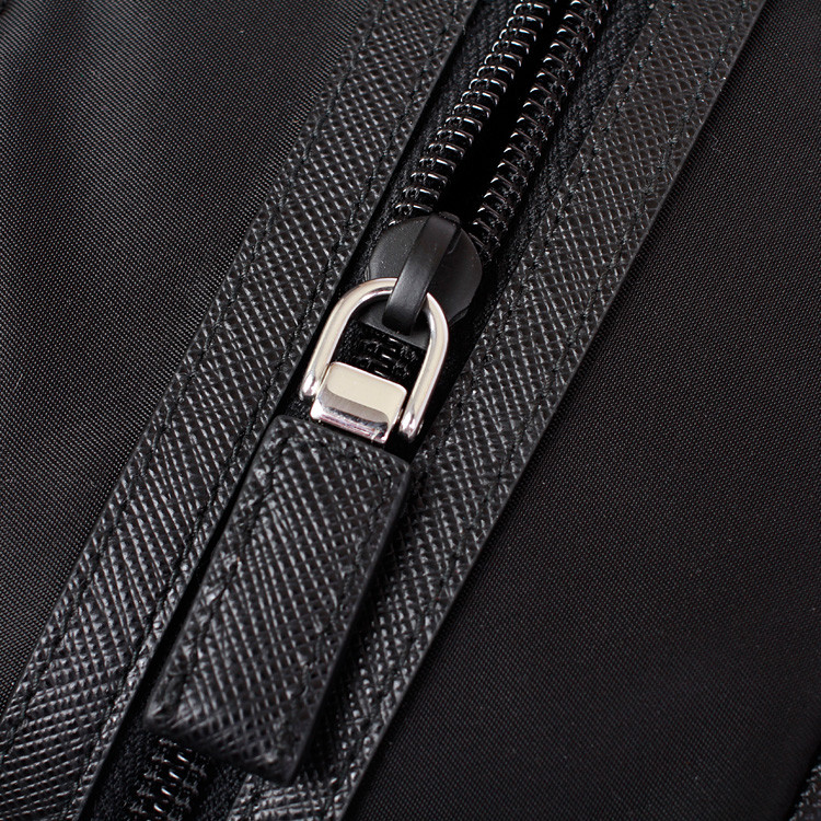 prada/普拉达经典款横版拉链开合锦纶黑色男士手拿包 国际码:2na