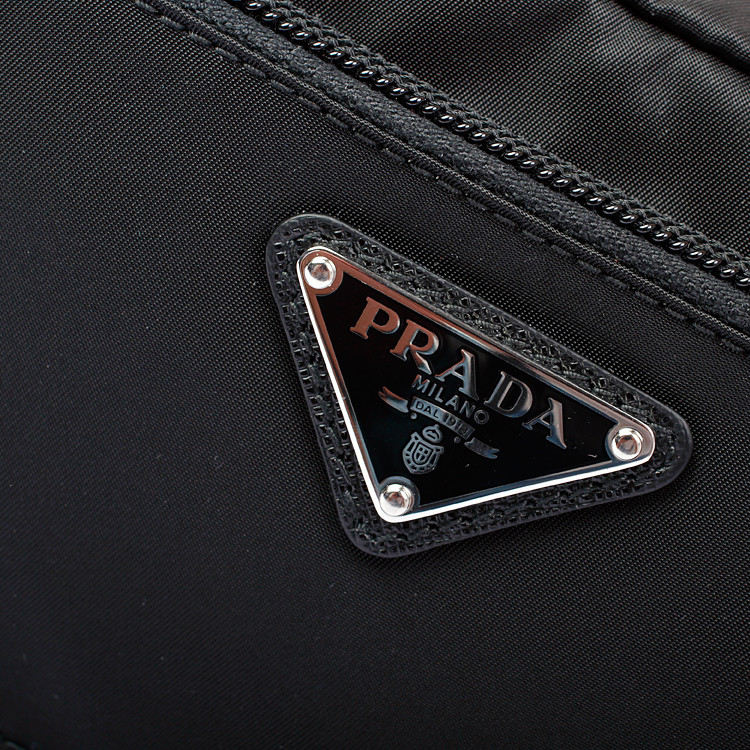 prada/普拉达经典款横版拉链开合锦纶黑色男士手拿包 国际码:2na02