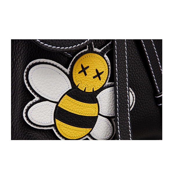 dior/迪奥 19春夏dior&kaws黑色蜜蜂牛皮中性款式单肩斜挎包 1adpo091