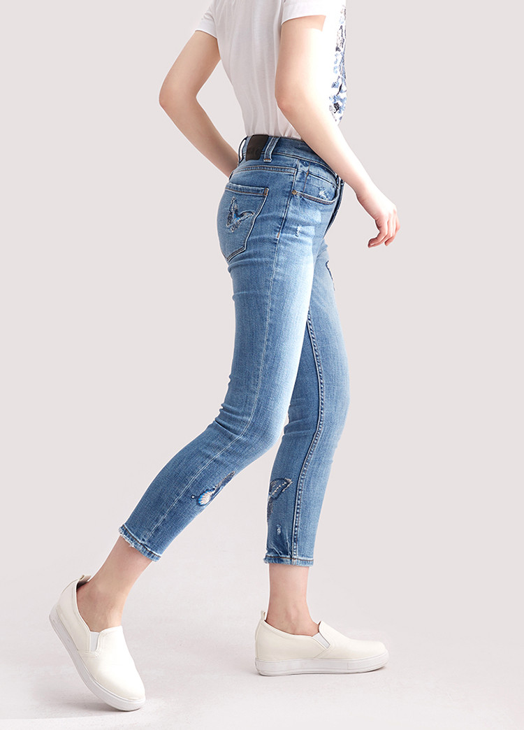 dkny/唐娜 凯伦2018夏季新款女士牛仔裤修身蝴蝶刺绣毛边九分裤 p8bk