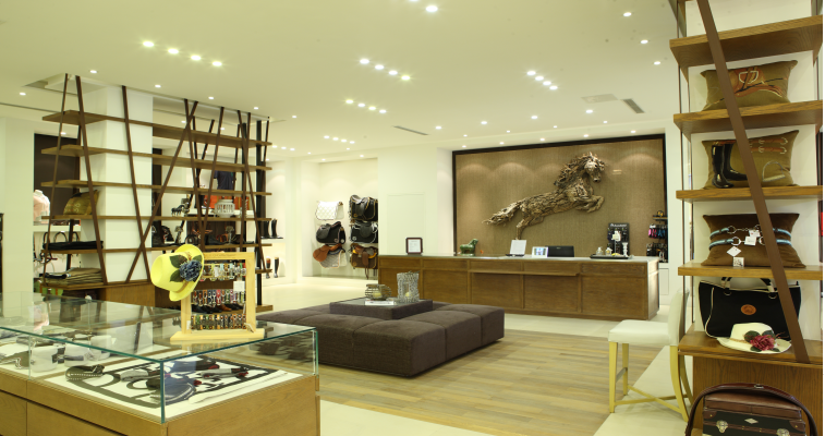 建筑面积达1万平米,集室内马术场馆,会员运动与休闲区,品牌马具专卖店