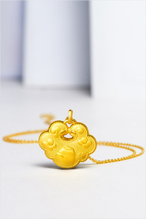 chow tai fook/周大福 预售生肖鸡 如意祥云长命锁金锁 足金黄金吊坠
