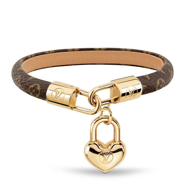 新的疯狂锁定手镯突出其迷人的心形锁和精心雕刻的lv圆圈标志