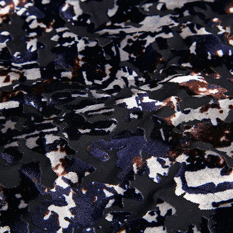 为原本沉闷常规的颜色增添了看点,沉稳但不沉闷的圆领黑色短袖t恤