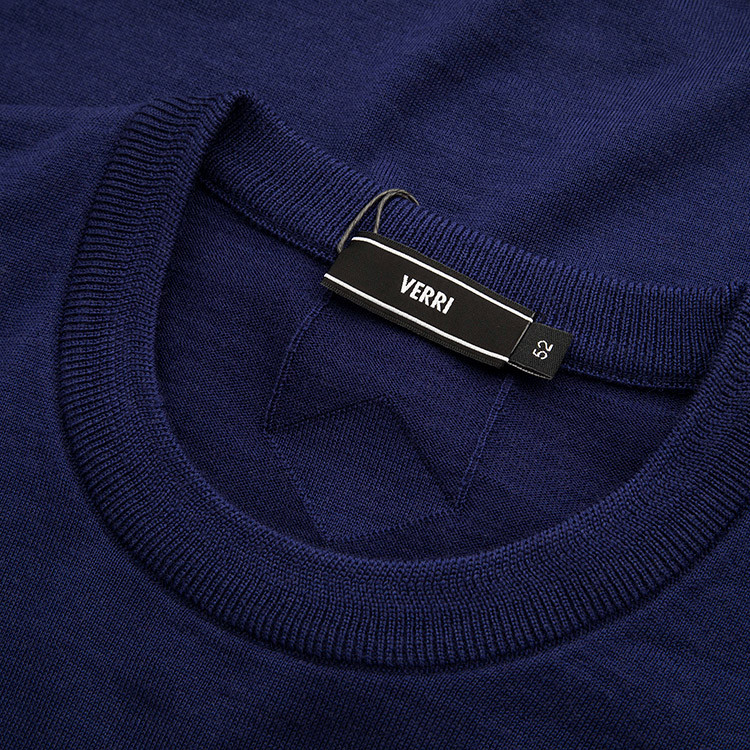 verri/verri品牌logo通过珠片,刺绣结合,工艺感强,花型饱满的羊毛材质