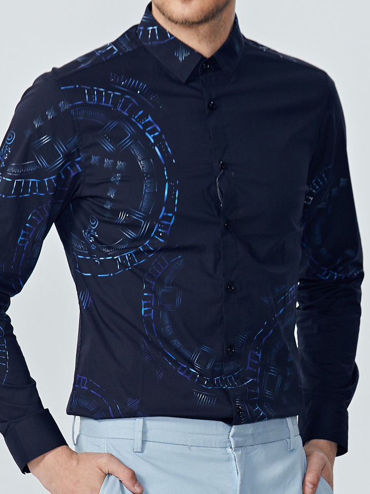 verri 启示录图案,根据图案不同走势点缀幻彩效果的烫钻,聚焦视觉感的