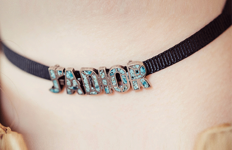 dior/迪奥 "d porte-bonheur"镀钯复古金属细马赛克骨项链搭配蓝绿色