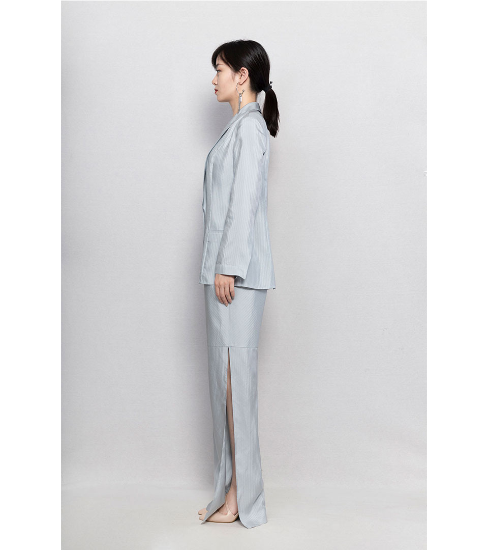 领,配合简洁的衣身,经典,精致, 衣身上的公主线也体现了服装的结构感