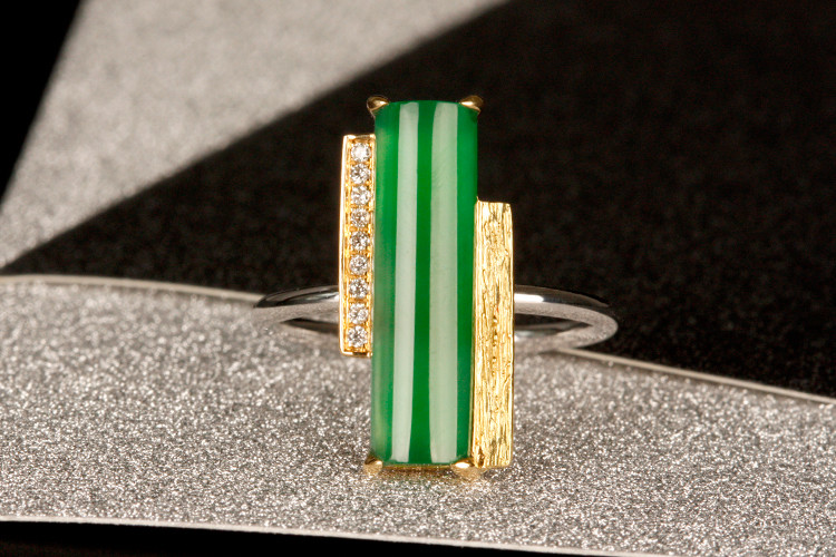 女士18k金镶嵌翡翠戒指 满绿高冰 长柱型 设计款