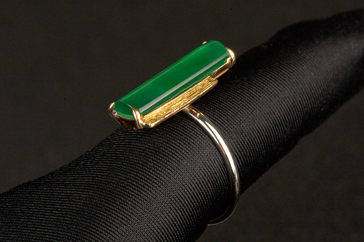 女士18k金镶嵌翡翠戒指 满绿高冰 长柱型 设计款