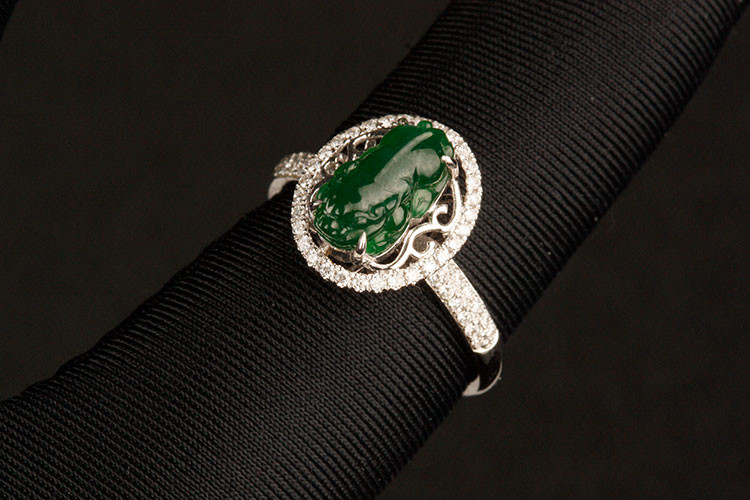 longyue/龙悦翡翠 女士18k金镶嵌翡翠貔貅戒指招财纳福 满绿a货翡翠