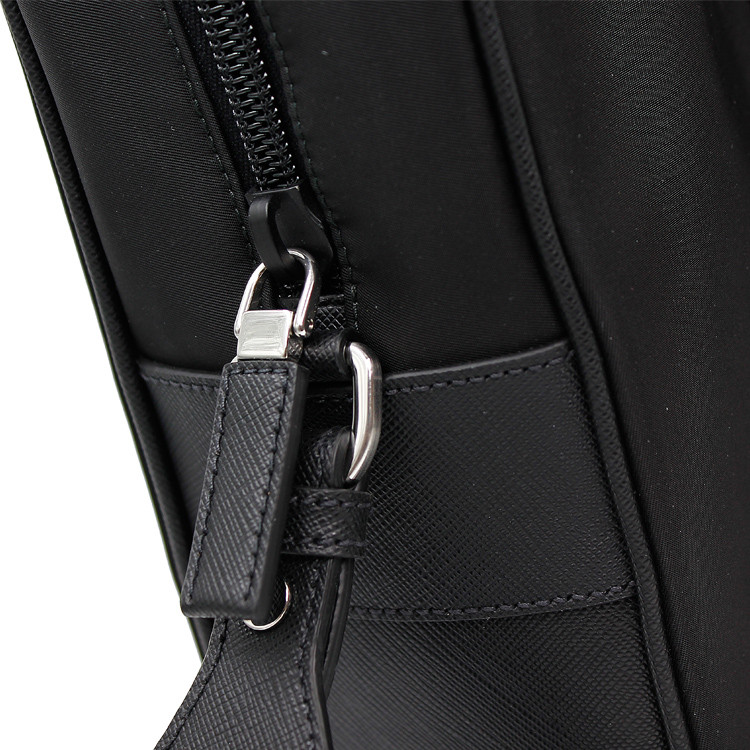 prada/普拉达 经典黑角标 拉链开合 可调节肩带 黑色尼龙配皮 男士