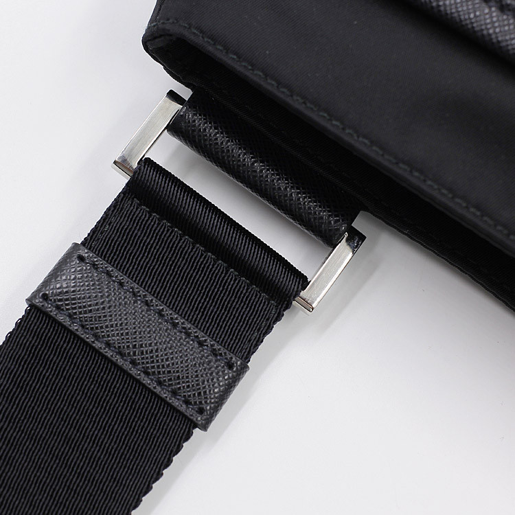 prada/普拉达黑角标时尚款拉链开合黑色尼龙配皮可调节肩带式斜挎潮流