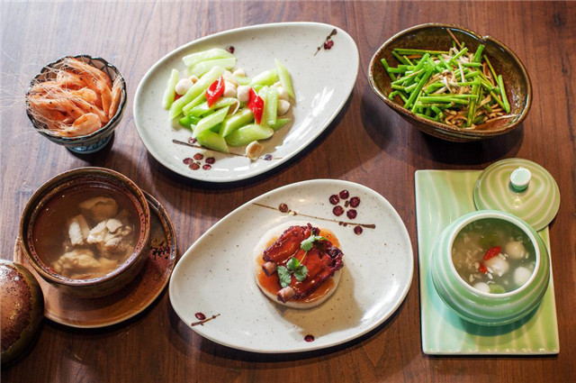 其他设施 - || 餐饮 中式早餐有粥,豆浆,香蕉蛋糕,肉肠,紫薯和小