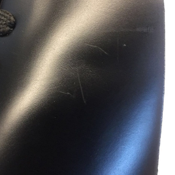 鞋子皮面划痕,整体看不明显
