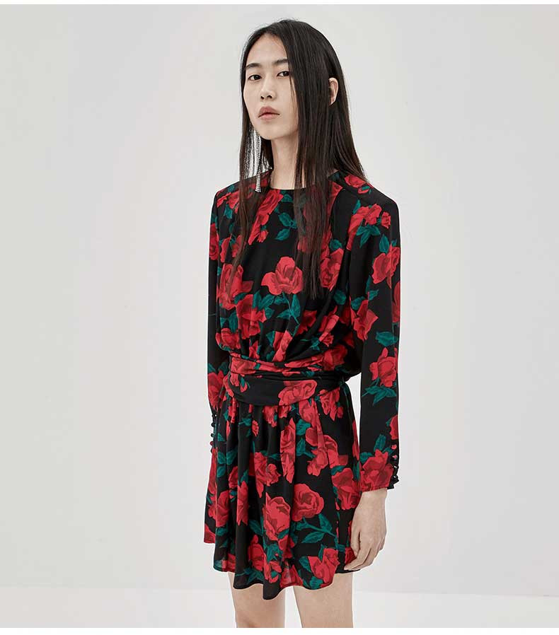 摩安珂女士连衣裙moco2018秋季新品圆领玫瑰花垫肩连衣裙ma183drs033