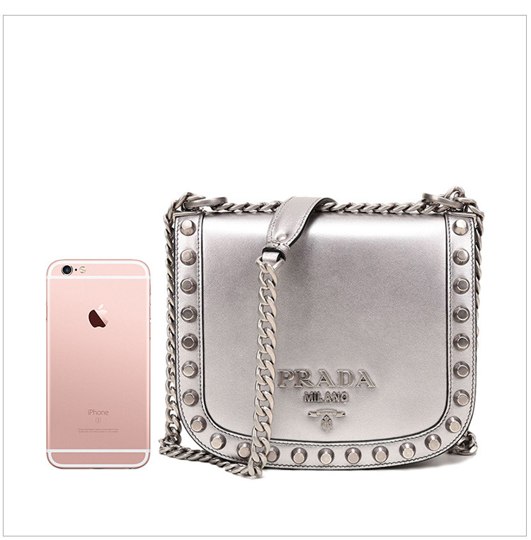 prada/普拉达 pionnière系列 女士时尚小牛皮镶铆钉金属logo徽标经典
