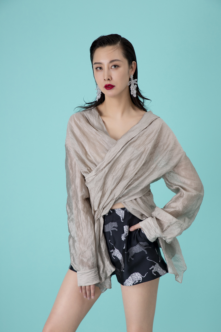 tracy chu/tracy chu朱熙越设计师原创设计19年春夏黑色印花面料连腰