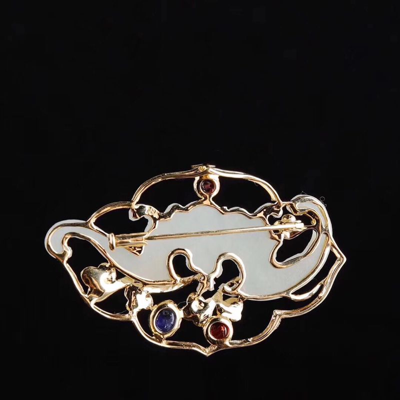 伟德bv1946官网-可作为“装置艺术”的胸针是身体语言也折射艺术流派