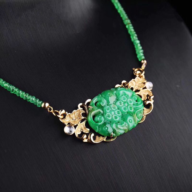 textiles/绣花张 9k金镶嵌天然翡翠镂雕花牌配翠榴石锁骨链吊坠