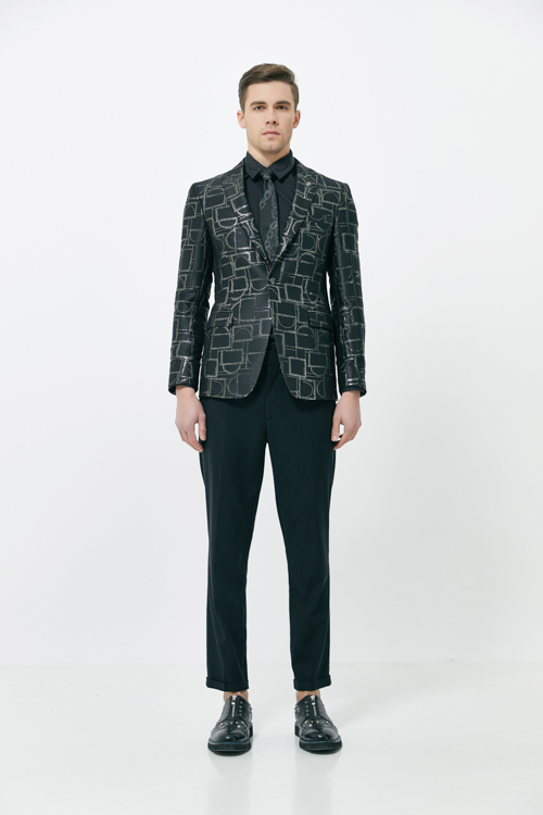 verri/verri几何线条提花面料,银丝线条结合黑色布底,突出层次和线条