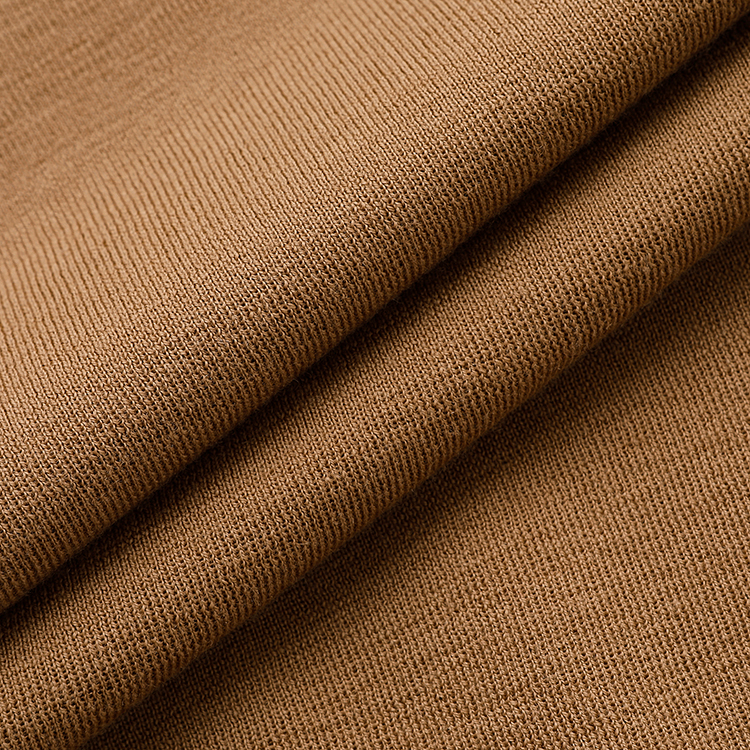 男士毛衣玩趣系列,浅卡其色高领毛衣,颜色柔和温暖,可搭配性强,肩部