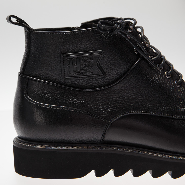 verriverri经典的鞋面分割挺拔的鞋尖字母v皮标点缀在鞋子腰部外侧的